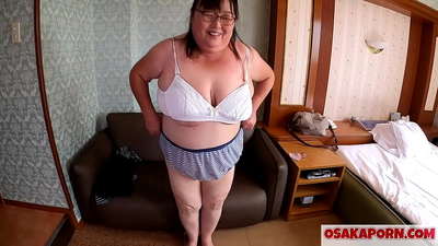 Uwar Jafan mai ƙiba tana nuna manyan nonuwanta kuma tana jin daɗin wasan motsa jiki na jima'i. Wata mahaifiya ’yar shekara 51 ’yar Asiya ta yi magana game da abin da ta fuskanta ta jima’i. Yukiko 1 OSAKAPOORN mai mai